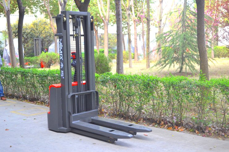 湖南榮洲機械設備有限公司,移動式升降平臺價格,湖南升降貨梯,塑料托盤批發,固定式升降平臺,曲臂式升降平臺,汽車尾板,全電動叉車 湖南榮洲機械設備有限公司,移動式升降平臺價格,湖南升降貨梯,塑料托盤批發,固定式升降平臺,曲臂式升降平臺,汽車尾板,全電動叉車